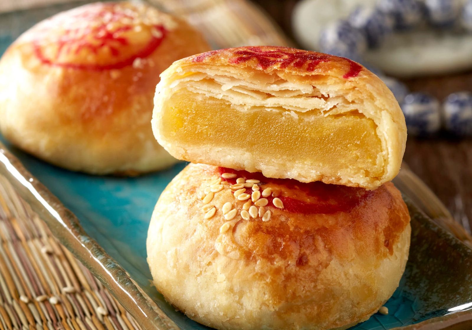 Theo các chuyên gia dinh dưỡng, 1 cái bánh pía có lượng calo từ 300 - 400 kcal Theo các chuyên gia dinh dưỡng, 1 cái bánh pía có lượng calo từ 300 - 400 kcal